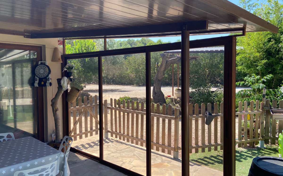 Techo para terrazas elegantes y funcionales: diseño moderno con estructura metálica y cristal